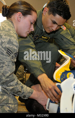 De gauche, Senior Airman Sydney taureau, avec le 117e Groupe médical, New York Air National Guard, et d'un membre de la 1re classe Richard Torres avec le 146e Escadron d'évacuation aéromédicale, California Air National Guard, travailler ensemble pour immobiliser un patient simulé au cours de la main- d'urgence sur la formation médicale à l'I.G. Centre de formation et d'éducation de Brown, 14 janvier 2014, pour le cours de recyclage d'EMT. (U.S. Air National Guard photo par le Sgt. Mike R. Smith/libérés) Air National Guard de la formation médicale par la Garde nationale Banque D'Images