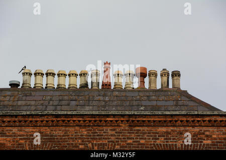 Une rangée de pots de cheminée dans un bâtiment à Dublin, Irlande Banque D'Images