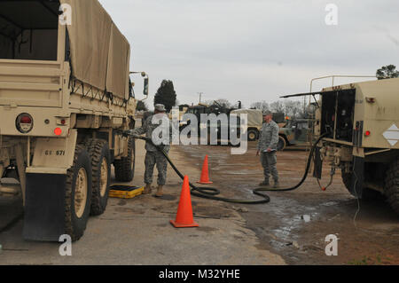 AUGUSTA, GA., 10 févr. 2014 - Géorgie14, Garde nationale d'armée le s.. Eric Horne, un fueler avec le 878e bataillon du génie ravitaille un camion à l'Armory Augusta 878e à l'appui de l'Opération boule de neige III, qui a fourni au cours des derniers jours de service d'urgence et de soutien aux autorités civiles et aux résidents de la Géorgie durement frappé par la tempête Pax. (U.S. La Garde nationale de l'armée photo par le Sgt. Michael Uribe/relâché). 140214-Z-XA030-320.jpg par la Garde nationale de Géorgie Banque D'Images