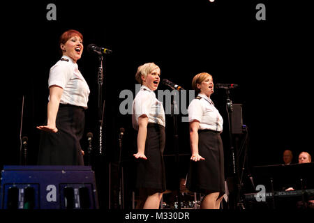 140309-N-BZ083-002 ALBUQUERQUE, N.M. (9 mars 2014) Musiciens 1ère classe Maia Rodriguez, Sarah Tietsort Stothoff Jennifer et effectuer un medley des Andrews Sisters, touche à l'Kimo Theatre dans le centre-ville d'Albuquerque. La Marine américaine mer bande chalumeaux, basée à Washington et dirigée par chef Adam Tyler, est en ce moment sur un 18-day tour de six membres. L'une des principales responsabilités du groupe national tours, accroître la sensibilisation de la Marine dans des endroits qui ne vois pas la Marine canadienne à travailler sur une base régulière. (U.S. Photo par Marine musicien 1ère classe William Edwards/libérés) 140309-N-BZ083-002 par United States Banque D'Images