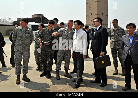 Le colonel Brook Leonard, 51e Escadre de chasse commandant, aborde les différents avions à Osan avec lune-soo Kim, le gouverneur de la province de Gyeonggi-do, au cours d'une visite à Osan Air Base, République de Corée, le 21 avril 2014. Leonard, le lieutenant général Jan-Marc Jouas, 7e commandant en chef de l'Armée de l'air, le sergent-chef. Terrence Greene, 51e chef du commandement, et FW pilotes de la 25e et 36e et 5e escadrons de chasse de reconnaissance explique la base de la capacité de la puissance aérienne. (U.S. Air Force photo/Navigant de première classe Ashley J. Thum) Gouverneur Kim apprend à Osan avion par # PACOM Banque D'Images