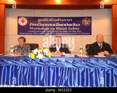 (L à R) Le col Bounteune Bandavong, Directeur du Département de médecine militaire au Laos, Professeur Associé Dr chanter Menolath Vice-président de la Croix-Rouge lao et le lieutenant Cmdr. Frederick A. Matheu, US PACOM, agent de programme du sang mixte conduite de l'ouverture d'un atelier sur la sécurité du sang à Vientiane, Laos, le 5 mai. Les ateliers offrent des connaissances et des compétences accrues et de renforcer les capacités médicales par des médecins, des infirmières, des techniciens médicaux et de laboratoire et du personnel administratif. (Ministère de la Défense photo/libérés) Atelier sur la sécurité du sang au Laos par # PACOM Banque D'Images