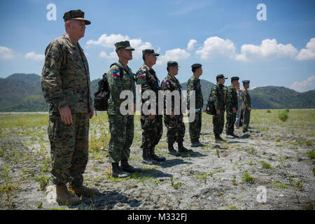 Les membres des Forces armées des Philippines, thaïlandaises et les membres des Forces armées, Australian Defence Science and Technology Organisation, du personnel de Service des États-Unis et des membres du personnel du ministère de la Défense américain d'observer les capacités de la lumière distribue le son système de tableau pour une démonstration des armes non létales et de l'évaluation environnementale au cours de Balikatan 2014 à Crow Valley, Capas Tarlac, République des Philippines, le 8 mai 2014. Balikatan est un entraînement bilatéral annuel évolution qui aide à maintenir un haut niveau d'interopérabilité et d'améliorer des relations militaires et de capacités de combat combiné. Banque D'Images