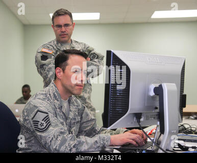 Le sergent-chef. Robert Beveridge, un spécialiste de la communication avec la 171e Escadre de ravitaillement en vol et d'un natif de Pittsburgh, 15 mai formation cyber menée ici à la gamme Cyber. Cette force interarmées, composante commune formation a été organisée à l'occasion de garde vigilante, un exercice national qui se déplace d'un état à des militaires et civils à coopérer dans des opérations nationales. 2014 - garde vigilante par PANationalGuard Gamme Cyber Banque D'Images