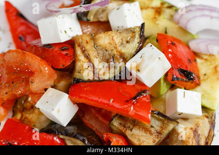 Salade de légumes grillés avec poivron rouge, aubergines, oignons, fromage feta, poivrons, coriandre et tomates. Banque D'Images