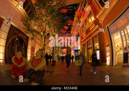 Décorations éclairés la nuit à la Lee Tung Avenue, le nouveau développement de rénovation urbaine à Hong Kong, Chine. Banque D'Images