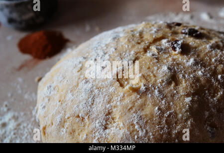 Cannelle et raisins Pain boule de pâte sur une surface enfarinée Banque D'Images