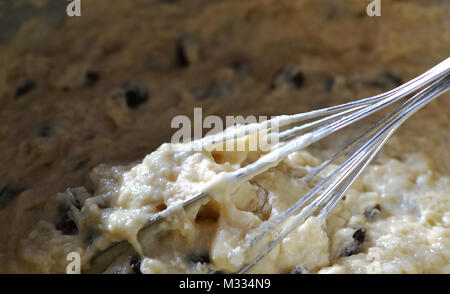 Cannelle et raisins Pain mélangé avec un fouet Banque D'Images