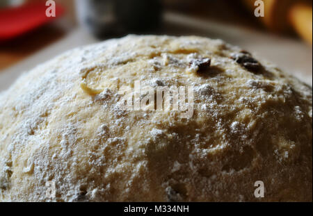 Boule de pâte de pain cannelle et raisins Banque D'Images