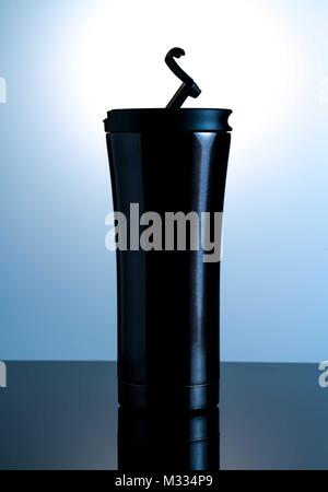 Bouteille thermos noir muni d'un bouchon en verre noir sur fond blanc avec Banque D'Images