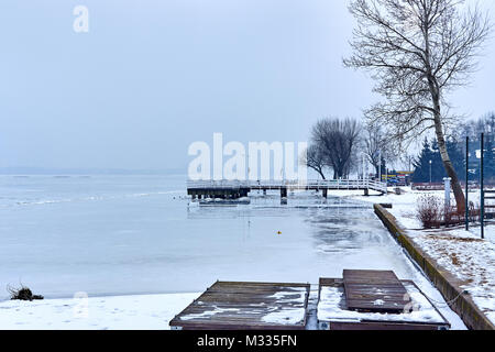 Narew river en hiver vu à partir d'un quai à Serock, Pologne Banque D'Images