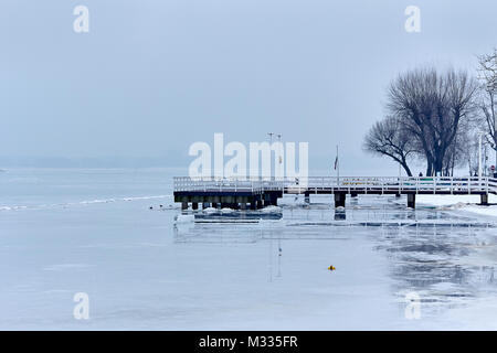 Narew river en hiver vu à partir d'un quai à Serock, Pologne Banque D'Images