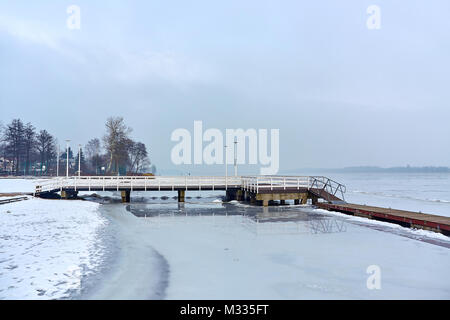 Narew river en hiver vu à partir d'un quai à Serock, Pologne Banque D'Images