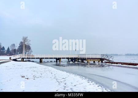 Narew river en hiver vu à partir d'un quai à Serock, Pologne Banque D'Images