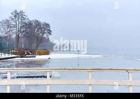 Narew river en hiver vu à partir d'un quai à Serock, Pologne Banque D'Images