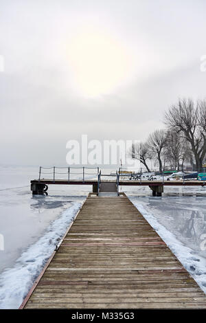 Narew river en hiver vu à partir d'un quai à Serock, Pologne Banque D'Images