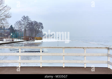 Narew river en hiver vu à partir d'un quai à Serock, Pologne Banque D'Images