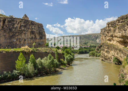 Vue extérieure de l'Mengujek Ghazi's tomb,Sultan Melih, et rivière Firat (Euphrate) à Kemah, Erzincan,Turquie.08 juin 2014 Banque D'Images