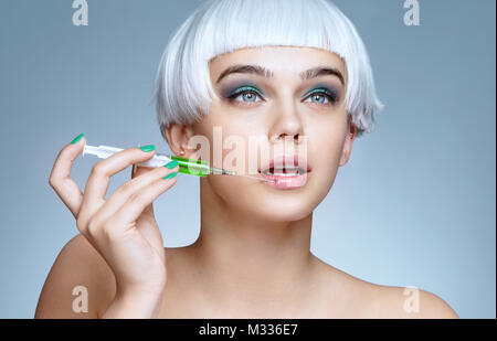 Belle femme avec seringue faire rajeunir l'injection. Nettoyer beauté concept Banque D'Images