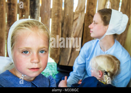 Kutztown Pennsylvania, Kutztown Folk Festival, Pennsylvania Dutch Amish, fille filles mère fille famille parent enfant Banque D'Images