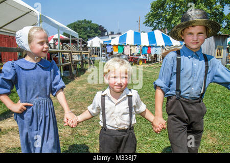 Kutztown Pennsylvania,Kutztown Folk Festival,Pennsylvania Dutch folklife,Amish,héritage,religion,tradition,coutume,filles,enfant enfant enfant enfant chi Banque D'Images