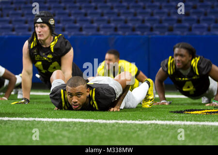 Jaydon Woodbey, un joueur de football de St Jean Bosco High School à Fontana, en Californie, et le reste de l'armée américaine All-Americans participer à une session d'entraînement physique de l'Armée avec les membres de l'armée américaine avant de jouer un 7-sur-7 match de football à l'Alamodome au cours de la semaine précédant l'US Army All-American Bowl, Janvier 2, 2017 à San Antonio, Texas. Au cours de la semaine bol, les joueurs et les membres de la bande sont jumelés à des mentors, soldat de l'armée des soldats exceptionnels qui ont obtenu des distinctions de leurs commandes. Le Soldat Mentors assister à des événements et des pratiques tout au long de la semaine, qui off Banque D'Images