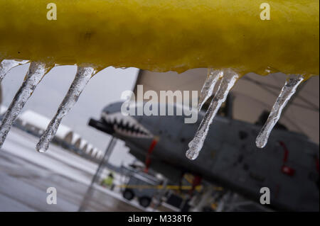 Les glaçons pendre sur un abri d'avions sur la ligne de vol de Moody Air Force Base, Ga., 3 janvier 2018. Le gouverneur a déclaré l'état d'urgence dans 28 comtés de la Géorgie après une tempête d'hiver extrême apporté la neige, le grésil et de la pluie verglaçante dans la région. C'est la première neige la base a subi depuis 2010. (U.S. Air Force Banque D'Images