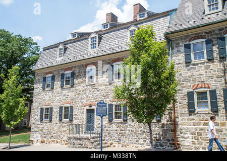 Bethlehem Pennsylvania,Colonial America,Moravian communauté,village religieux,Sœurs House,bâtiment,pierre,architecture,architectural,marqueur,toit d Banque D'Images