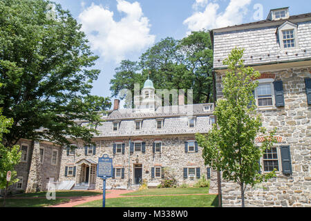 Bethlehem Pennsylvania,Colonial America,Moravian communauté,village religieux,Bell House,bâtiment,pierre,marqueur d'architecture,dormeurs de toit,tourelle,PA10 Banque D'Images