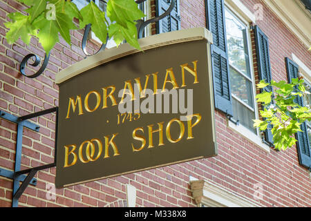 Bethlehem Pennsylvania,main Street,quartier historique,Colonial America Building,1745,panneau,Moravian Book Shop,magasin,magasins,entreprises,quartier,PA1007060 Banque D'Images