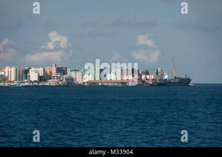 Fragment de la ville de mâle est la capitale des Maldives, l'état d'étages sont de couleurs différentes de l'immeuble, le port maritime. Banque D'Images