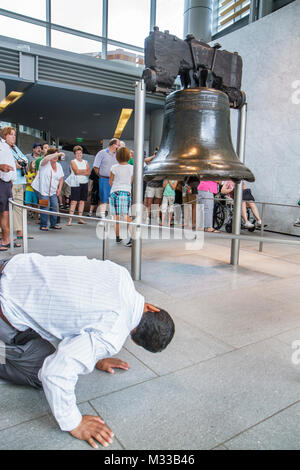 Philadelphie Pennsylvania,Liberty Bell,National Historical History Park,histoire,gouvernement,American Revolution,symbole,liberté,idéaux,asiatique ethn Banque D'Images