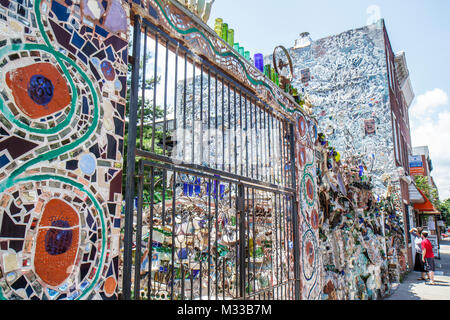 Philadelphie Pennsylvania,South Philly,South Street,Magic Gardens,Mosaiah,Isaiah Zagar,art,artiste,installation,clôture,design,objets trouvés,mur,femme fe Banque D'Images