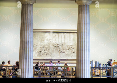 Philadelphie Pennsylvania,Philadelphia Museum of Art,institution,Great Stair Hall,colonnes,Balcony Cafe,man men male,femme femme femme femme,colonnes,Frieze, Banque D'Images