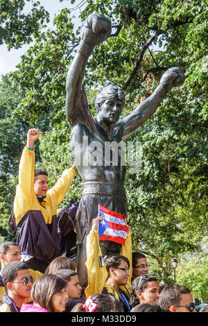 Philadelphie Pennsylvania,Philadelphia Museum of Art,Rocky,film,statue,Sylvester Stallone,drapeau de Porto Rico,garçon garçons lad lads mâle enfant enfants enfant chil Banque D'Images