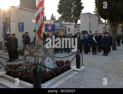 U.S. Air Force, l'Italien militaires et anciens combattants italiens ont assisté à une cérémonie commémorative de la PREMIÈRE GUERRE MONDIALE, Janvier 26th, 2018, à Mestre, Italie. La cérémonie à l'honneur Richard Fairfield et William Platt, les deux membres de la Croix Rouge et les deux premiers américains tués sur les lignes de front en Italie pendant la guerre. (U.S. Air Force Banque D'Images