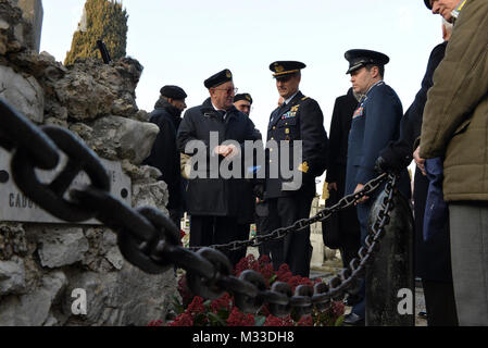 Roberto Stevanato, Mestre Centre pour des études historiques, le président informe le Colonel Vincenzo Tozzi, commandant de la base d'Aviano, italien et le Colonel David Chace, 31e Escadre de chasse, vice-commandant de l'héroïque des actes de Richard Fairfield et William Platt après une cérémonie commémorative de la PREMIÈRE GUERRE MONDIALE, le 26 janvier, 2018, à Mestre, Italie. La cérémonie honorait Fairfield et Platt, les deux membres de la Croix Rouge et les deux premiers américains tués sur les lignes de front en Italie pendant la guerre. (U.S. Air Force Banque D'Images