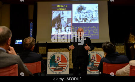 Roberto Stevanato, Mestre Centre pour des études historiques, le président effectue une présentation historique après une cérémonie commémorative, janvier 26th, 2018, à Mestre, Italie. La cérémonie à l'honneur Richard Fairfield et William Platt, les deux membres de la Croix Rouge et les deux premiers américains tués sur les lignes de front en Italie pendant la guerre. (U.S. Air Force Banque D'Images