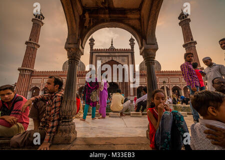 Les gens se reposant dans Jama Masjid, Old Delhi, Inde Banque D'Images