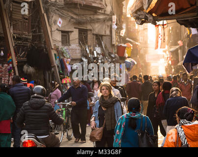 Katmandou, Népal - décembre 12017 : balades touristiques dans les rues bondées de la vieille ville de Katmandou avec coucher du soleil de l'atmosphère de la lumière. Banque D'Images