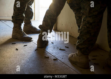 Les Marines américains avec la compagnie Kilo, d'atterrissage, l'équipe du bataillon, 3e bataillon du 1er Régiment de Marines fournissent la suppression de l'exercice d'incendie lors d'un assaut sur le Camp Pendleton, en Californie, le 31 janvier 2018. Pendant les deux semaines de cours, les raids et mécanisés air assault forces raid effectuera une formation à affiner leurs tactiques, techniques et procédures. (U.S. Marine Corps Banque D'Images