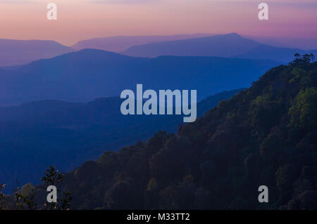 Lever du soleil matin bleu couche à l'ombre en haut de la montagne, Phu Ruea Thaïlande Banque D'Images