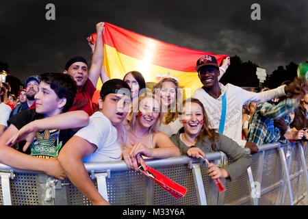 Laut jubelnde Fußballfans beim Sieg von Spanien gegen Italien an der Fanmeile zur Europameisterschaft 2012 am Brandenburger Tor à Berlin. Banque D'Images