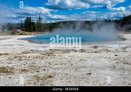 Piscine arc-en-ciel dans le bassin de sable noir avec un nuage de vapeur s'élevant de la surface. Le Parc National de Yellowstone, Wyoming, USA Banque D'Images