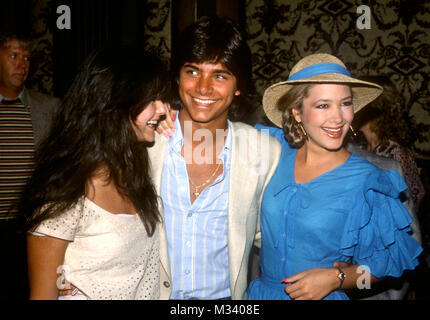 Los Angeles, CA - 17 juillet : (L-R), actrice Demi Moore, l'acteur John Stamos et actrice Janine Turner assister à l'événement de l'Hôpital général au Beverly Hilton Hotel le 17 juillet 1982 à Beverly Hills, Californie. Photo de Barry King/Alamy Stock Photo Banque D'Images