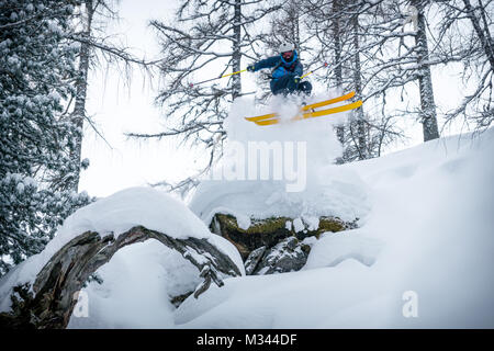 Freeride skier jumping mid air, Zauchensee, Alpes, Salzbourg, Autriche Banque D'Images