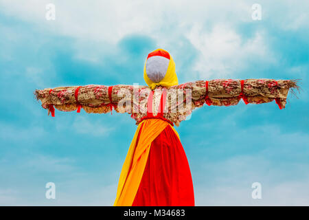 Effigie de paille Portrait de mannequin Maslenitsa, symbole de l'hiver et de la mort dans la mythologie slave, tradition païenne. Le religieux Slaves Orientales, Folk Holi Banque D'Images