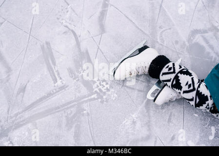 Close-up of a Girl's pieds portant des patins à glace Banque D'Images