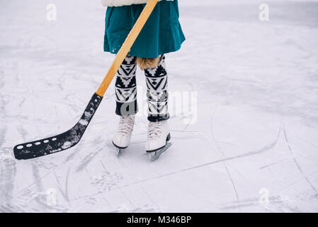 Close-up of a Girl's jambes jouer au hockey sur glace Banque D'Images