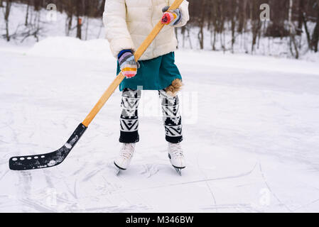 Close-up of a Girl's jambes jouer au hockey sur glace Banque D'Images